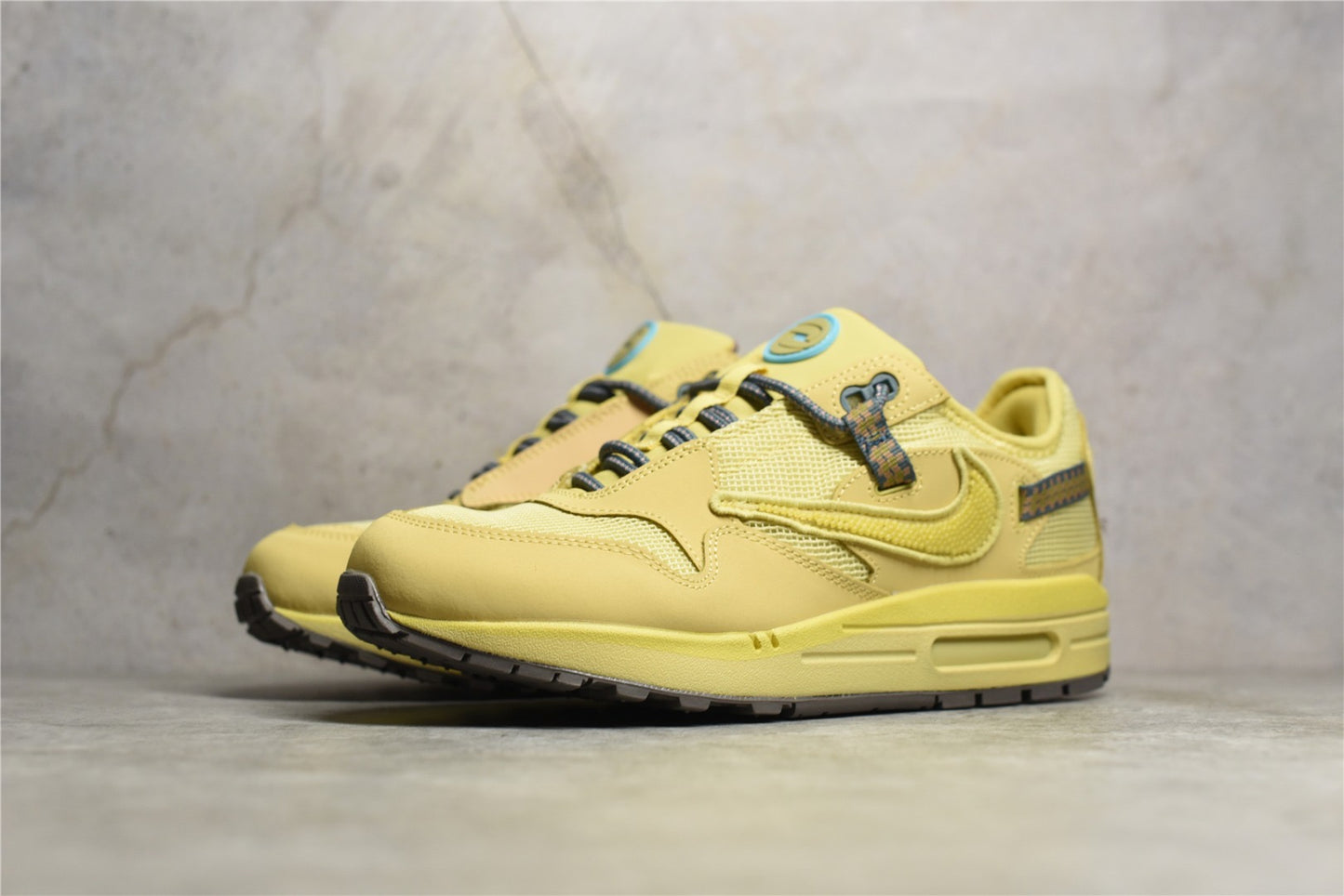 Air Max 1 Travis soctt ”Saturn Gold“