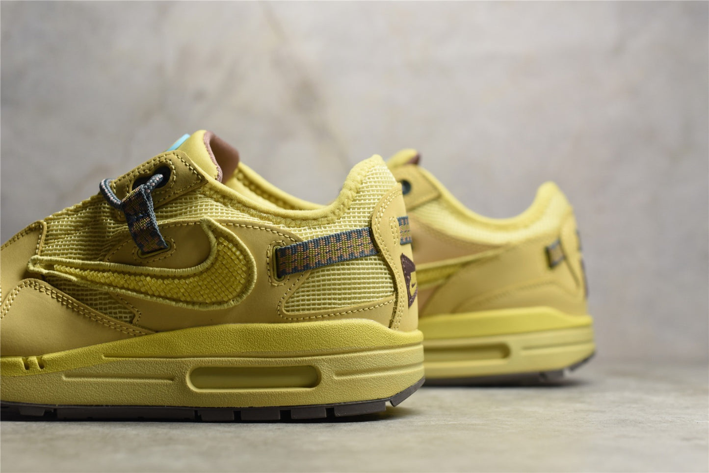 Air Max 1 Travis soctt ”Saturn Gold“