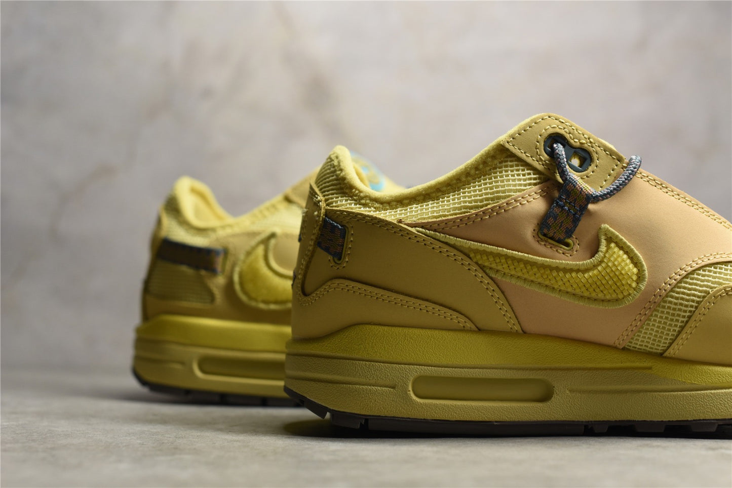 Air Max 1 Travis soctt ”Saturn Gold“