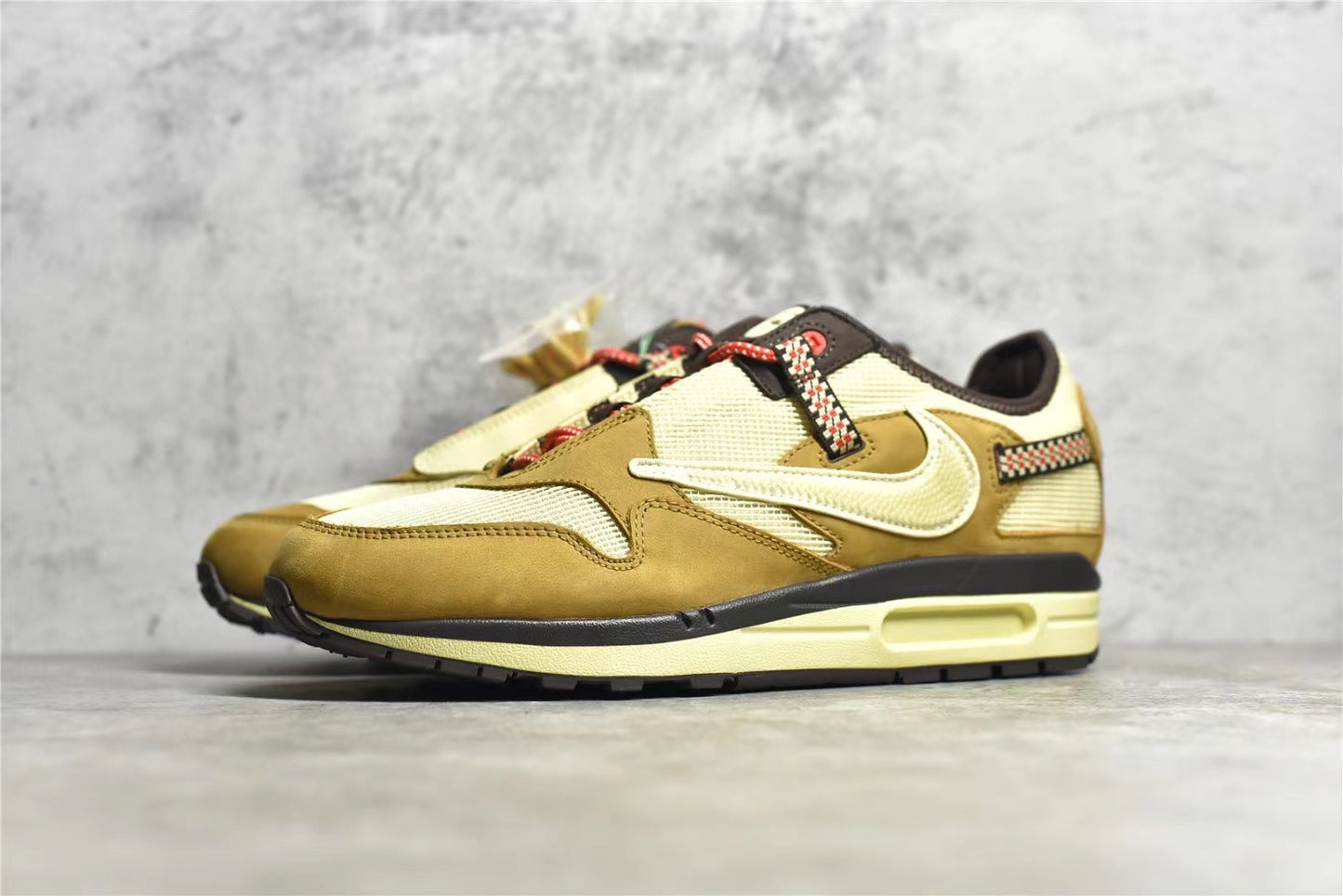 Air Max 1 Travis soctt ”Saturn Gold“