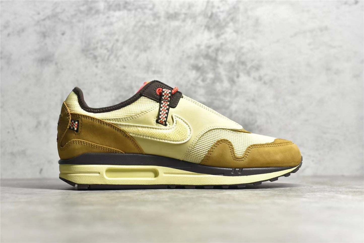 Air Max 1 Travis soctt ”Saturn Gold“