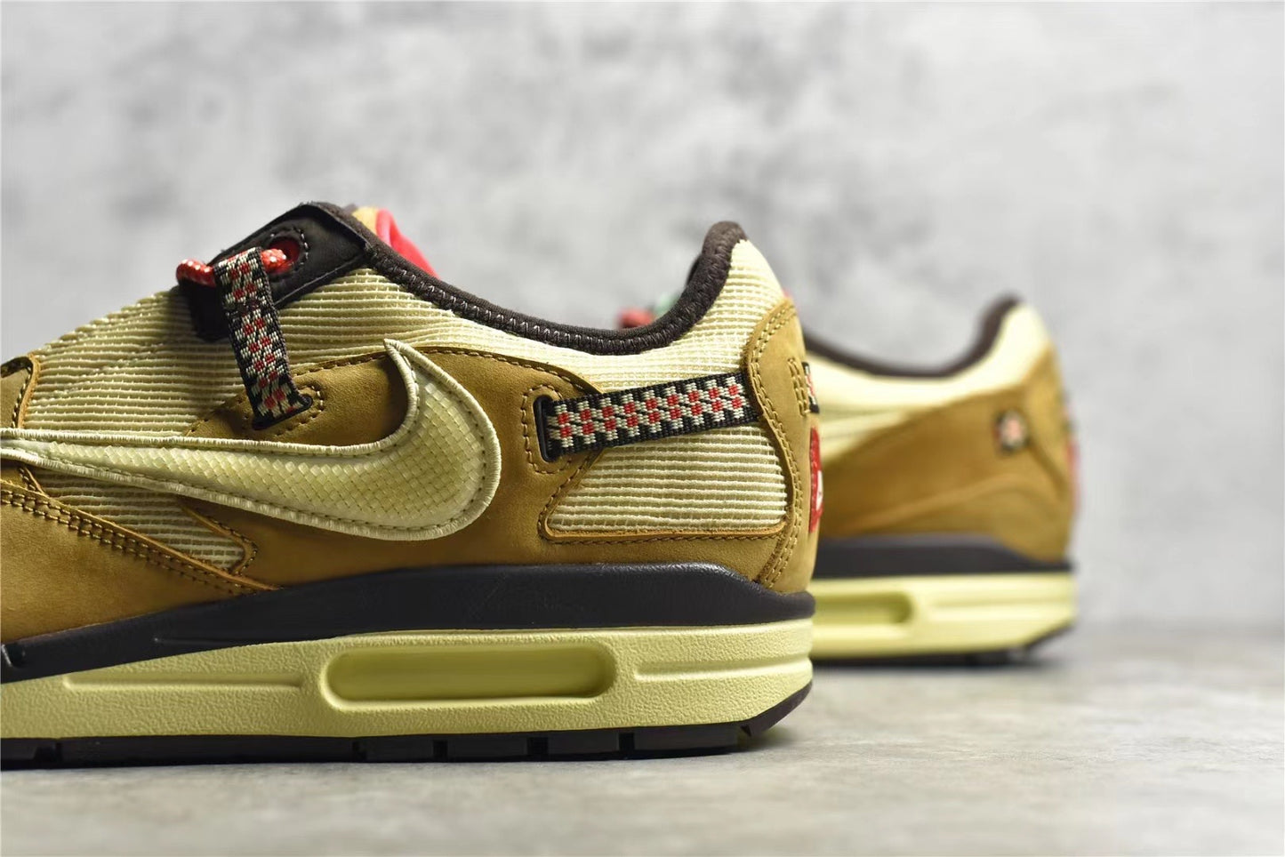 Air Max 1 Travis soctt ”Saturn Gold“